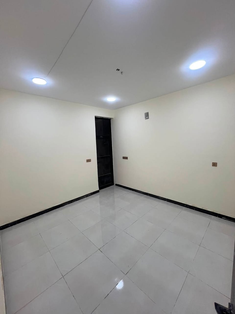 للإيجار في السيدية – وحدات سكنية جديدة (زيرو)
📍 المساحة: 150 متر
✨ وحدات سكنية حديثة، كل طابق مجهز بكاونتر مطبخ.

🔹 الطابق الأرضي:
غرفتين نوم + صالة + مطبخ + خدمات
💰 الإيجار: 900 ألف

🔹 الطابق الأول:
غرفتين نوم + صالة + مطبخ + خدمات
💰 الإيجار: 850 ألف

🔹 الطابق الثاني:
غرفتين نوم + صالة + مطبخ + خدمات
💰 الإيجار: 800 ألف

📞 للاستفسار والتواصل***********-***********

🏢 مكتب الرواد للتطوير العقاري
