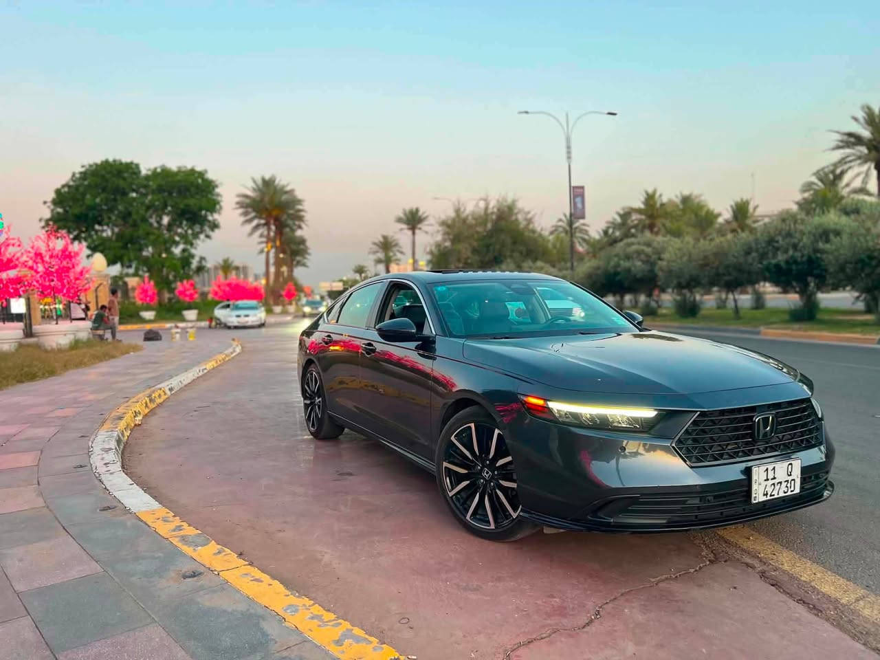 السلام عليكم 
هوندا اكورد هايبرد 2023 فول مواصفات 
رادار 360 
كشن خزن ميموري وكهرباء وجلد وهيتر 
مراه جانبيه هيتر ورادار
مرآة تعتيم ذاتي 
قياده ذاتيه 
قطعتين تبريد 
حادث جانبي وصندوك بجم كبس 
باب السايق والوراه والجامغ الخلفي سطحي ومصبوغات والصندوك مبدل خام اسود 
مكاني بغداد / السعر ١٦٥$ بيها مجال للطيبين
رقم هاتف / ***********
