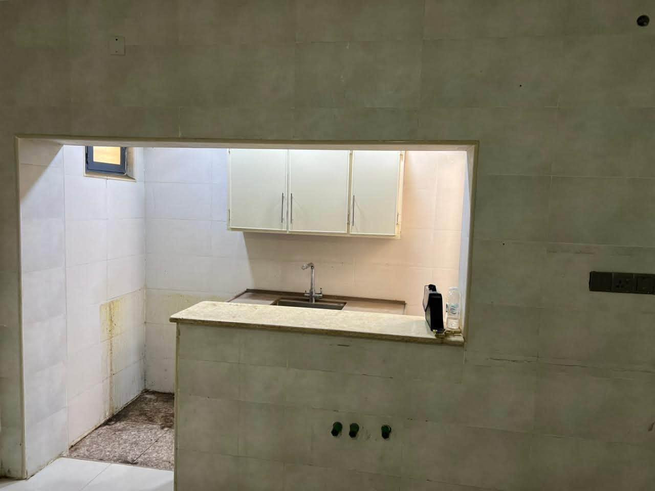دار للإيجار البيت نضيف جدآ مساحه 100متر طابقين يحتوي ع غرفتين نوم وصاله ومطبخ حار وبارد صحيات عدد 3 
مكان البيت بل مهندسين قريب ع مصطوصف قريب ع دارة الكهرباء /
تواصل ع هذا رقم 
***********
