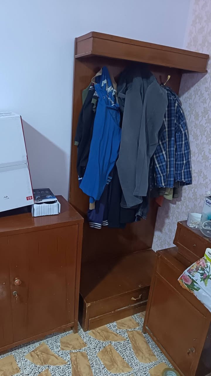 سلام عليكم غرفه اخشاب للبيع ماناقصهه بس كنتور لتواصل ***********
