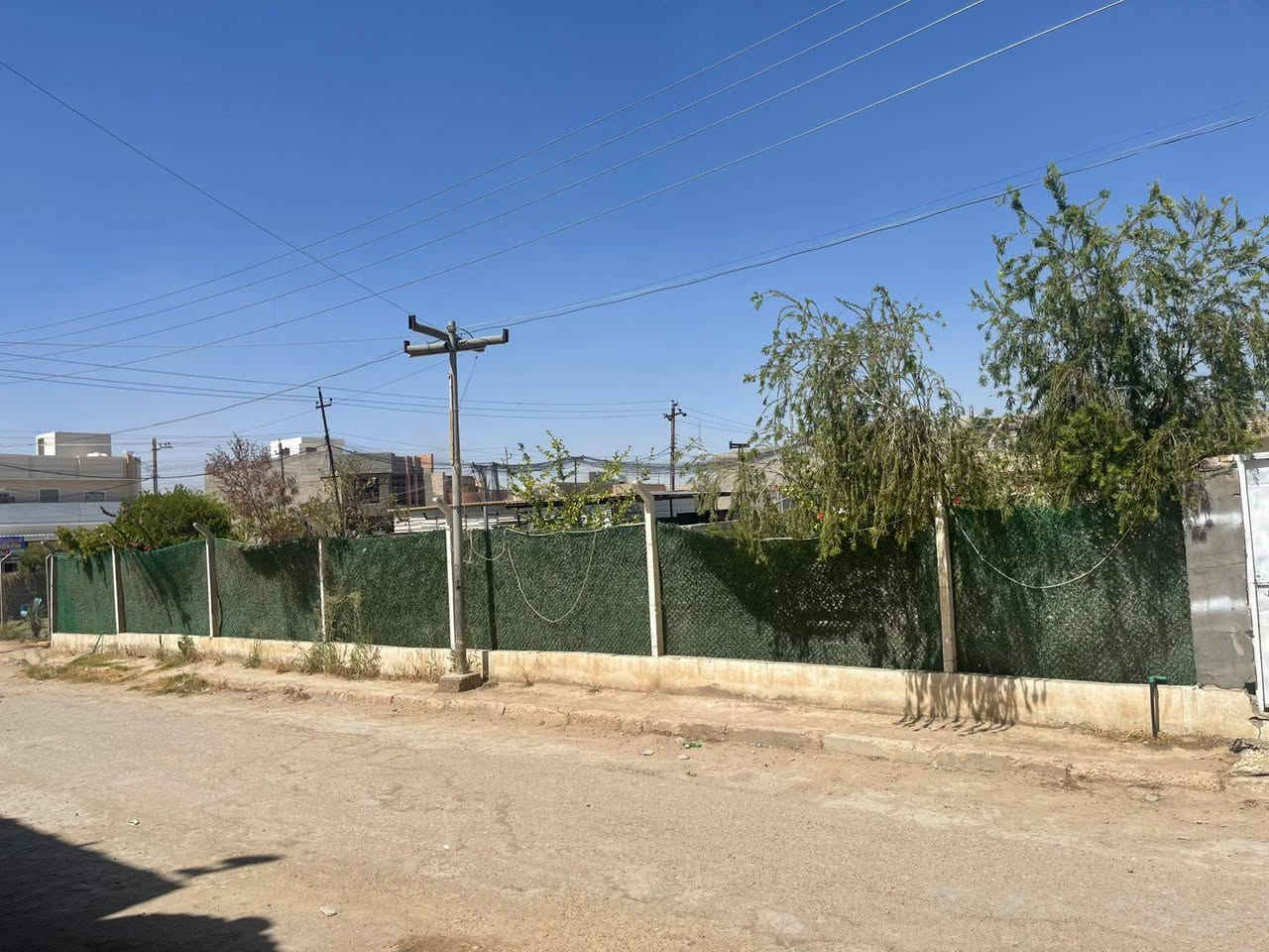 دار للبيع 5كيلو طابو صرف
للبيت ركن 
مساحه225
يحتوي من 4غرف نوم
صحيات3
اوصاله
ستقبال
للبيت مانقصه اي شي اي ستفسار اتصال 
عل رقام
***********
***********
