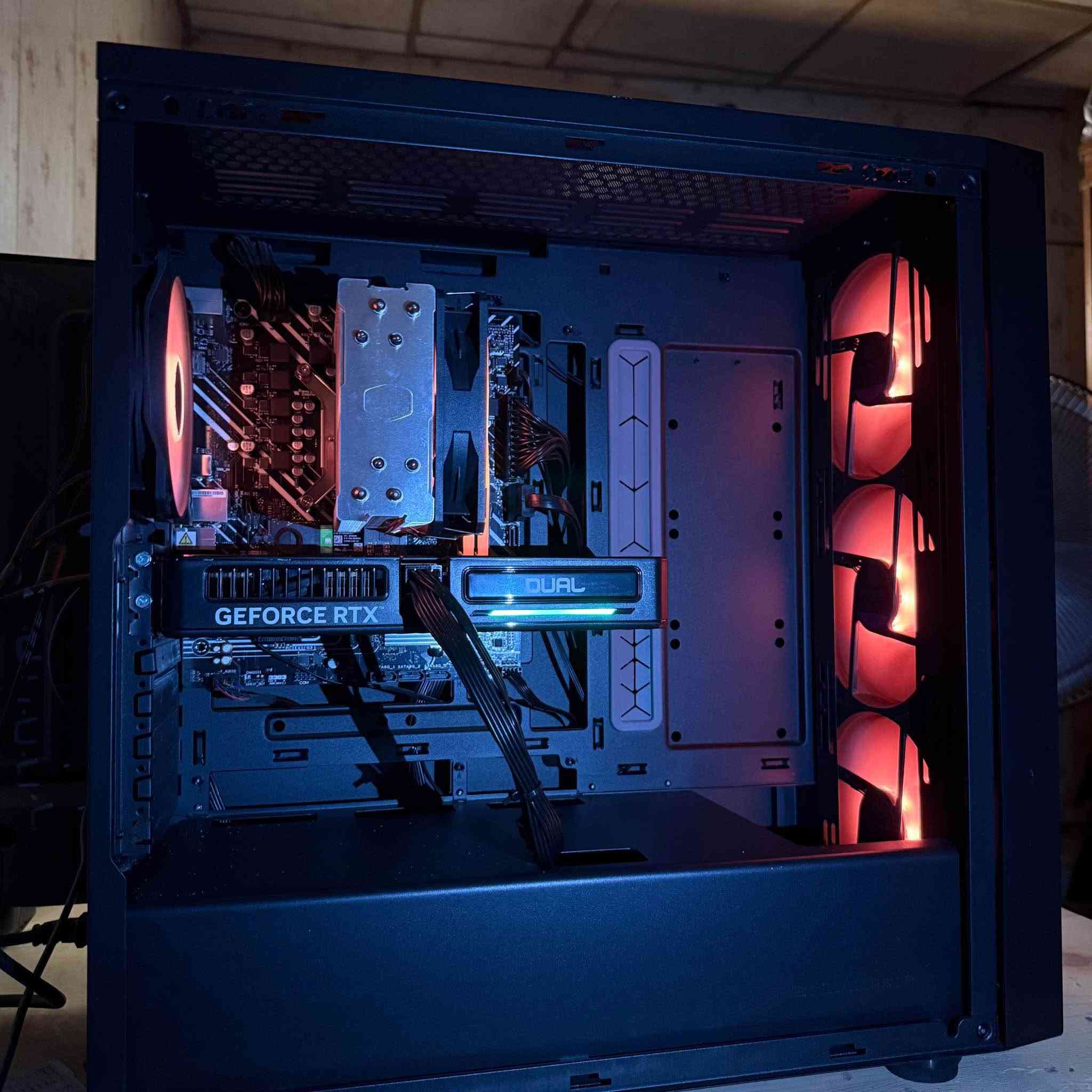 تجميعة للبيع 
اسخدام قليل جداً اخو الجديد المكان بغداد كراده
الرقم للتواصل ***********

CPU: Intel Core i5-14400F
GPU: RTX 5060 Dual - 8GB
Motherboard: ASUS PRIME H610 - D4
RAM: DDR4 16GB (8×2) 3600MHz RGB
Storage: NVMe 1TB - Gen 4 - 5000MB/s
PSU: Sogotep - 750W
CPU Cooler: Cooler Master V3
Case: Cooler Master 520 - 5 Fans

🖥️ الشاشة

FHD — 1920×1080 | 27” | 180Hz | 0.5ms | Flat | IPS

اون لاين يو بي اس 

Online UPS — GETX 1000VA

🎧 السماعة
HyperX Cloud II
Razer Keyboard + Mouse

السعر 1,650,000 وبي مجال قليل بغداد, العراق
