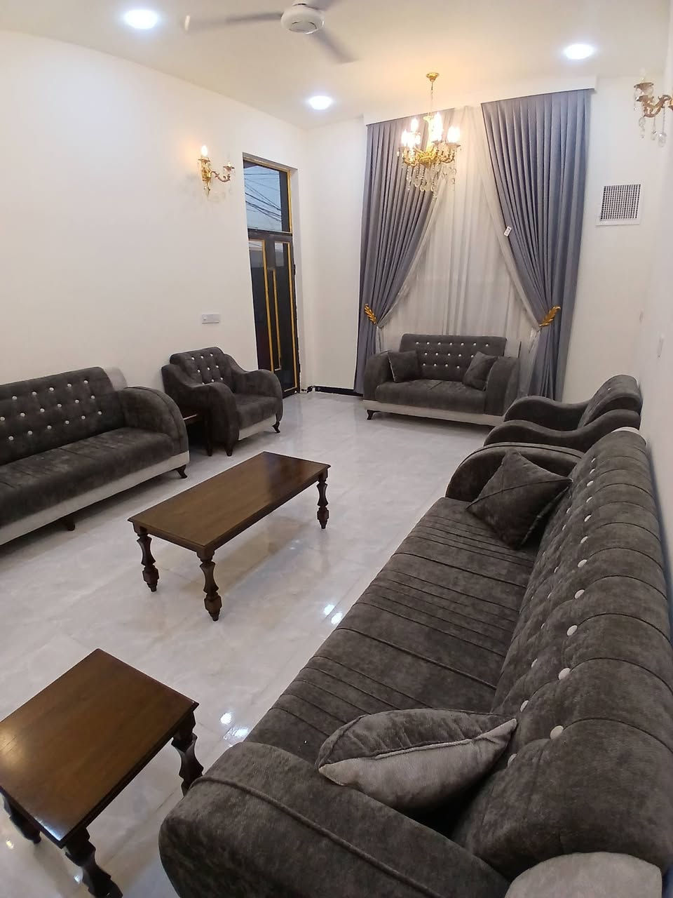 السلام عليكم يوجد بيت للبيع حي ذويب الاول ثاني فرع علي جهه اليسار بيت مساحه ٢٤٠ البناء ١٤٠ والحديقه والكراج ١٠٠ جانبي مع مخزن خارجي يرهم مطبخ او مخزن متكون من ٤ غرف نوم كبار ومطبخ وهول واستقبال وترك داخلي  طابقين حديث بناء الطابق الاول طابوق والثاني ثرمستون الارضيه بورسلين والدرج مرمر  مجهز بالكامل من كهرباء بوري وسبالت دفن نضام صاروخيات للصحيات محجر أالمنيوم  درج درجه اولى يباع مع الاثاث بالكامل الاثاث غرفه نوم كبيرة تركي درجه اولى وغرفه نوم شبابيه وكاونتر وستائر شغل بركات السجاد مع ٢ تخم قنفات وبراكيتات وثريات وسبالت عدد ٤ واحد كنتوري٣ طن و٤ جداريات ٢ طن مع دكتات مبردة بالسطح   والمبردة والصحن ستلايت ومنضومه النت مع ٧ بنكات سقفيه للاستفسار ادخل خاص ابعثلك صور او مقاطع فيديو او للاتصال ع الرقم *********** علي ابو رقيه واهلا وسهلا
