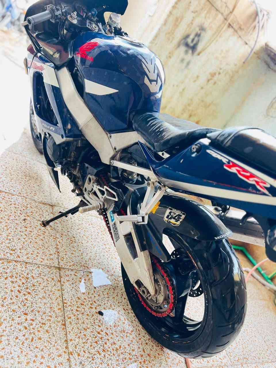 هوندة 929   للبيع او مراوس  
دراجة كايمة كاسرة ذراع 
 عقل سكيورتي  كهربايات  كامل 
سعر 900 بي مجال قليل 
مكان بعقوبة  
صورهة كدامك  الدراجة متروكة 
استفسار  اتصل ***********
