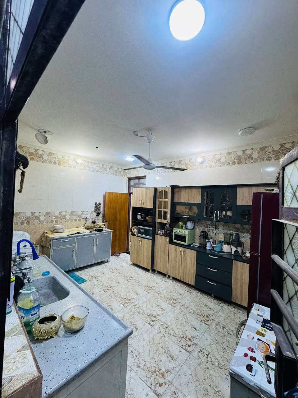 السلام عليكم
بيت لبيع مساحة 200 متر سند 25 زراعي 
واجهة 15 نزال 20 الفرع عرضه 11 متر مبلط  واصل مجاري + كهرباء 
يحتوي على مطبخ حار وبارد + غرفتين نوم 5\4 
بناء حديث 2024 البناء كله طابوق متعوب عليه  يوجد في الطابق العلوي بيتونة + مخزن 10 امتار البيت جاهز من كل شي

العنوان منطقة بغداد 
السعر 110 وبيه مجال 

***********
