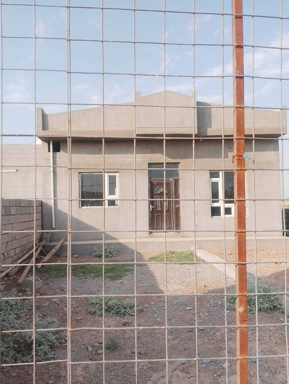 قطعه 300 متر للبيع مساحت البيت 100 متر غرفت نوم هول استغبال مطبخ  السعر 25 بيها مجال قليل *********** الحولي قريت السلام
