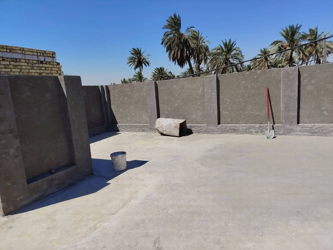 مكلف بالنشر للبيع بيت مساحه ١٢٣ متر طابو زراعي مجمع الجوادين السكني مداور بالطابو شغل درجه اولى اساس وسقف كونكريت جاهز للسكن كامل المواصفات مكون من غرفتين وصاله ومطبخ حار وبارد وصحيات خارجيه وداخليه واستقبال وبيتونه ودرج وتشاريف سقوف ثانويه اناره ليليه كهرباء ماي شوارع مرتبه ضوئي شوارع مرتبه مكان مميز ركن على شارعين الاستفسار الاتصال على *********** بناء طابوق
