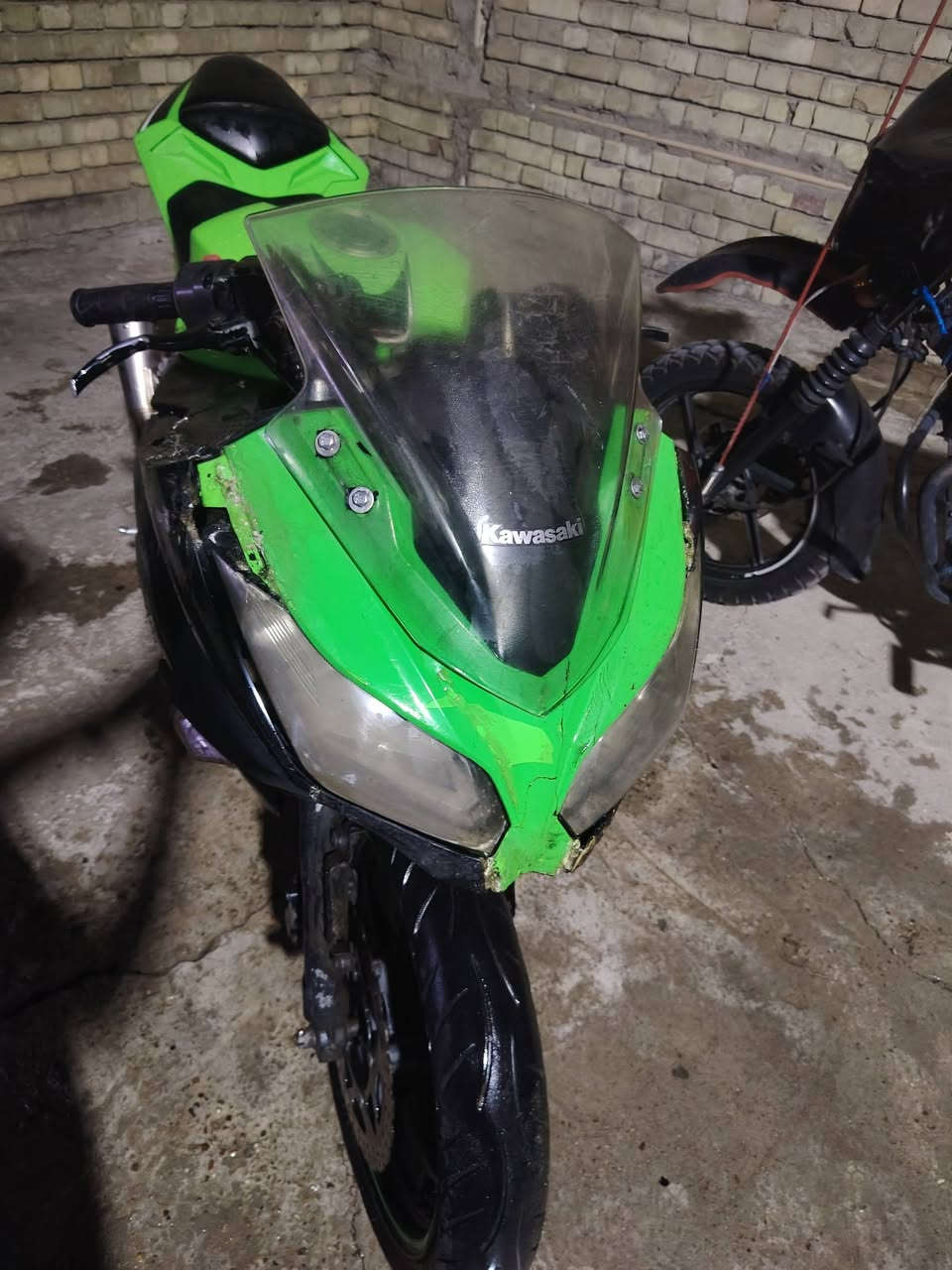 كاوسكي 2016 400cc
مكينه وكير كفاله اكزوز  CS  كفرات الوجه بي ضرر مثل ما واضح بل الصوره دراجه نضيفه ونصبتها حلوه شلعه ومعدل فول  السعر 2600 مليونين وستميه وبها مجال للشراي والطيبين
تواصل ***********
