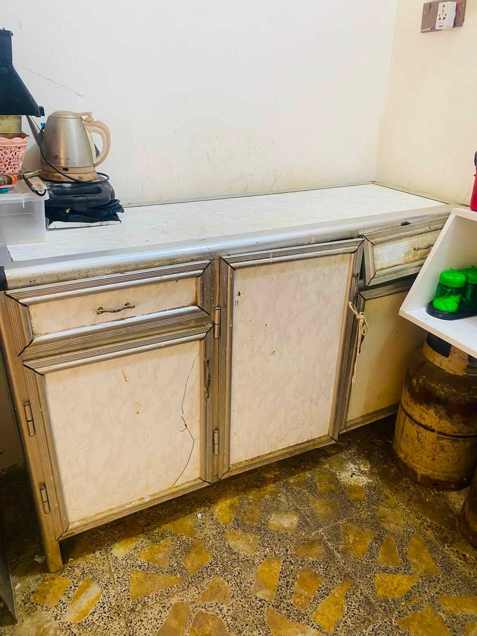 سلام عليكم كاونتر قياس متر ونص نضيف وجديد لجراره ما مكعدها عدل والباب عوزه صجمه وسويتهن يعني كلشي ما بي نقص لبليت لجوه نضيف كلش مالته اخو لجديد مكانه ناصريه حي العسكري واتساب او تصال ***********
