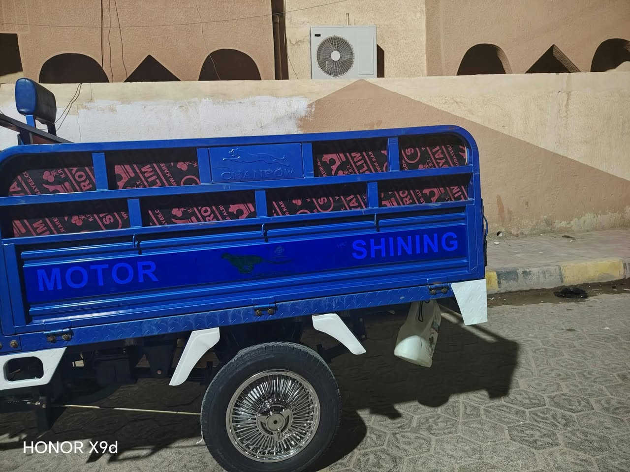 سلام عليكم ستوته للبيع موديل 2023 مكمركه وكامله أوراقه رمادي شارع 17 السعر (2650)✓***********

نص مكتوب في الصور:
- HONOR X9d