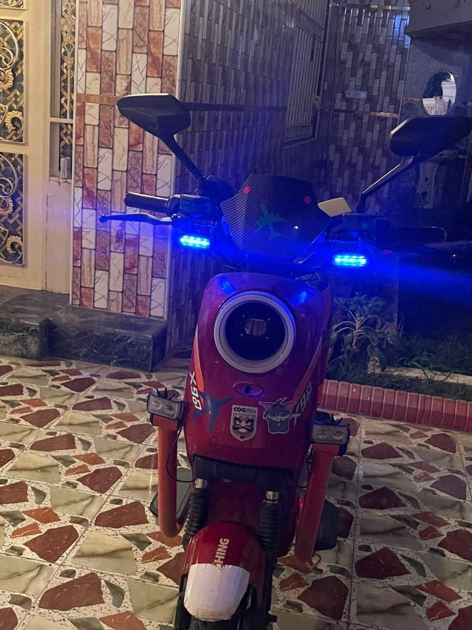 سلام عليكم للبيع دراجه شحن x900 صارلي اقل من شهر من جبته تشغيل بلوتوث اربع سرع ار بك وره مجمبز تاخذ متخلي علي كلشي بعده نضيف زنون اني شديتهن ست الاوان عنوان سعر 450 وبيه مجال عنوان رمادي صوفيه رقم ***********
