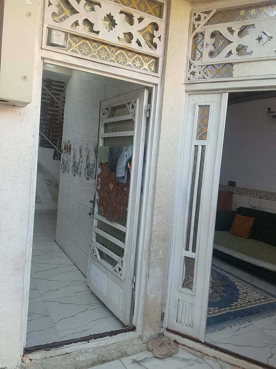 السلام عليكم بيت 66 متر بحي الاطارات غرفتين وصاله وصحيات ومطبخ وستقبال بناء نضيف طابوك ركن على حديقة رقمه 29333 السعر 110 وبي مجال  ***********
