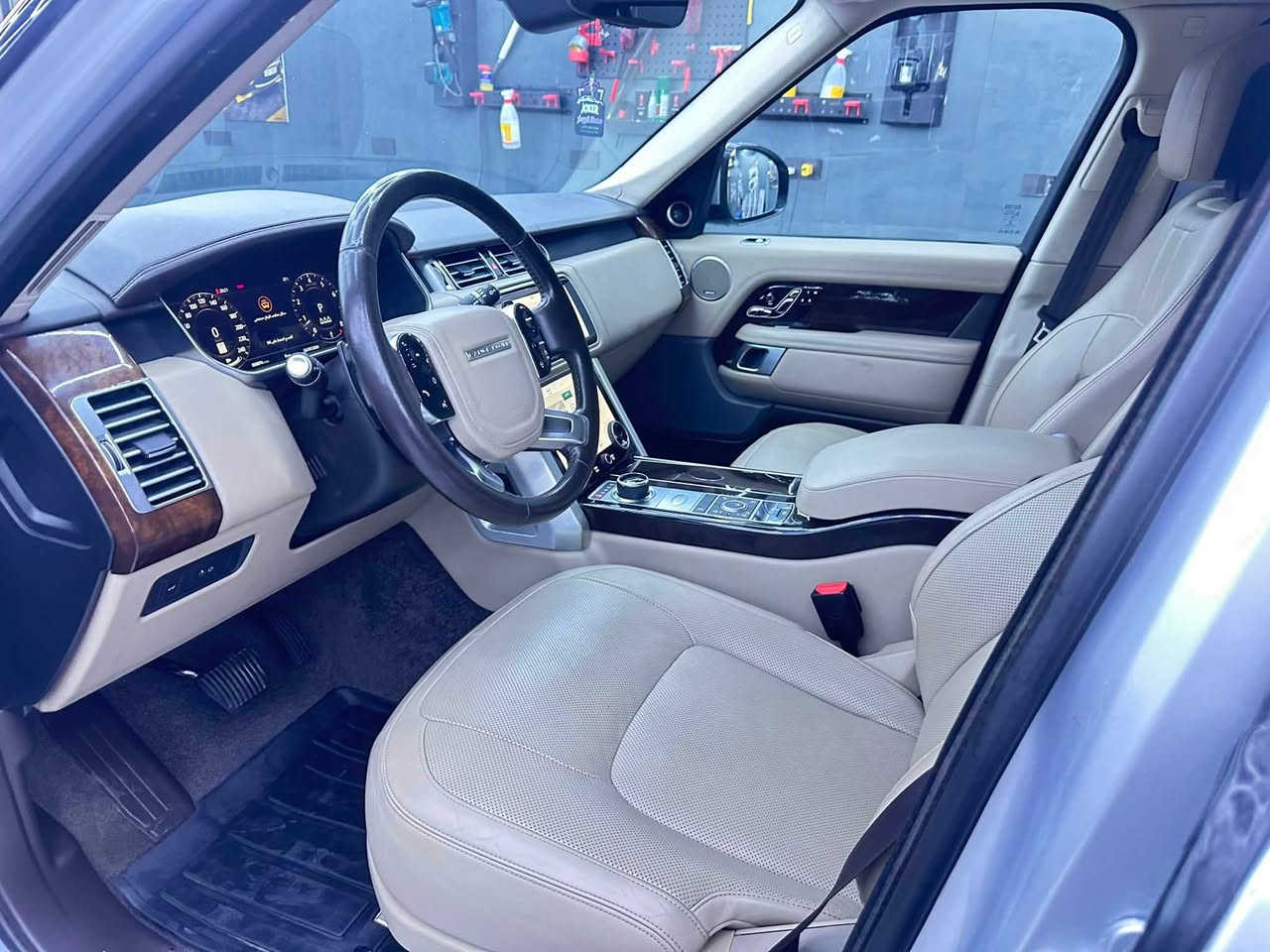 للبيع Range Rover Vogue HSE P400

▪️ موديل 2020
▪️ وارد أمريكي حادث خلفي بدون ايرباك 
▪️ محرك P400 – 6 سلندر
▪️ اللون فضي – داخل بيج
▪️ الممشى حاليًا 81,000 كم
▪️ السيارة نظيفة ومرتبة
▪️ مصاريف وصيانة حديثة
▪️ جاهزة للاستخدام

💵 السعر: 39,000$
التفاوض بالمعقول عند المعاينة فقط.

📍 بغداد
📩 للتواصل خاص أو اتصال
***********
