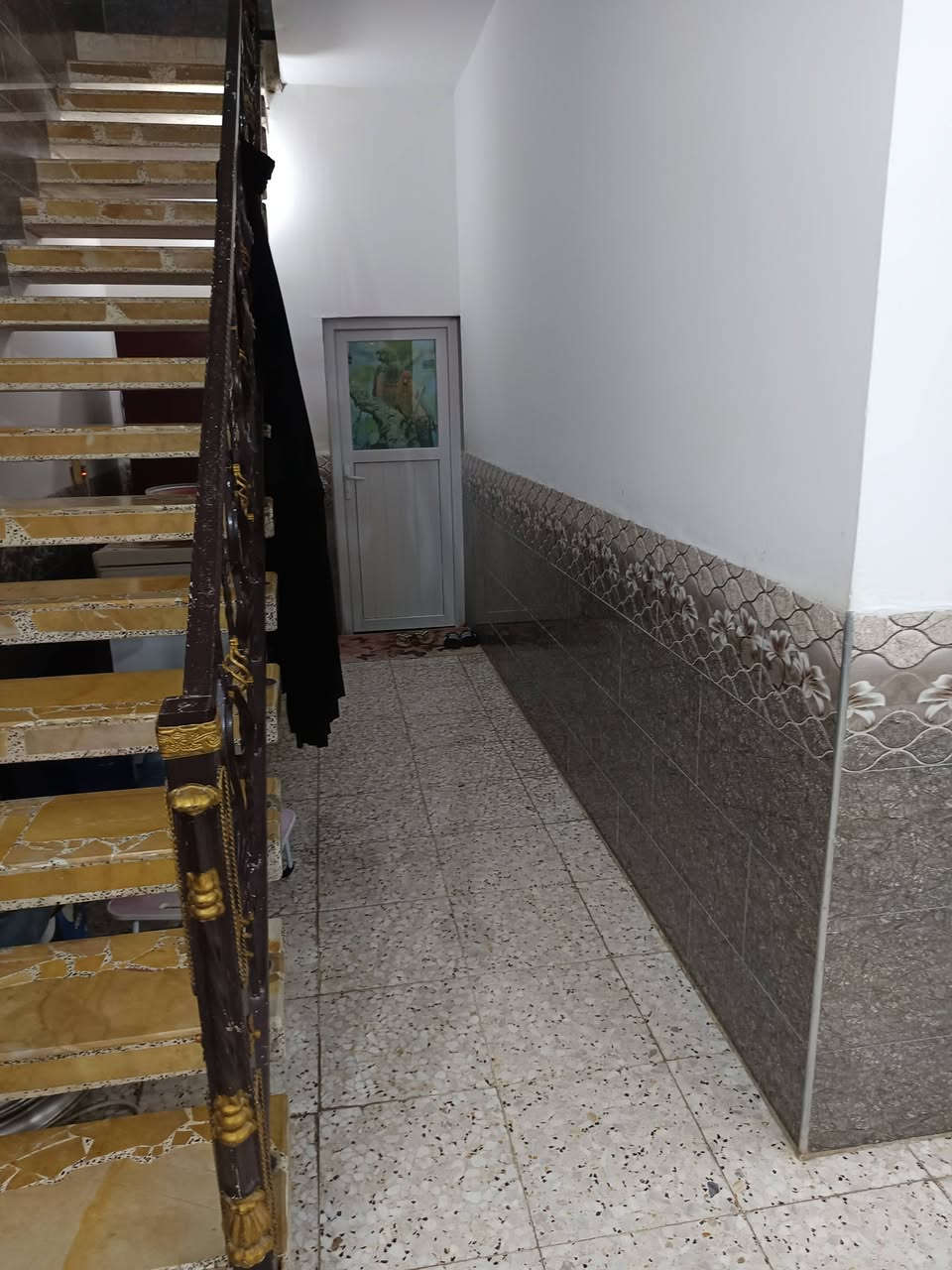 السلام عليكم بيت للبيع العنوان أبي غرق حي الحسين المساحه 125يتكون من غرفتين نوم وهول واستقبال ومطبخ وصحيات داخليه وخارجيه قرب اسواق العائله للاستفسار الاتصال على الرقم ***********

