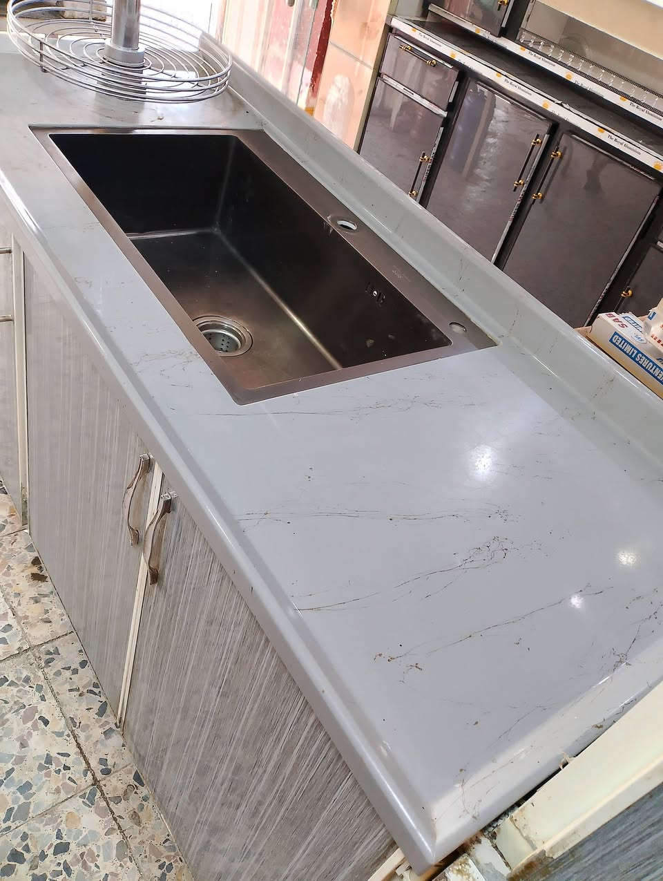 سلام عليكم كاونتر مترين مستعمل نضيف جداً مرمرحوض ستيل متصل حي العسكري العابد مقابل مستوصف السعر 225 وبي مجال ***********او ***********
