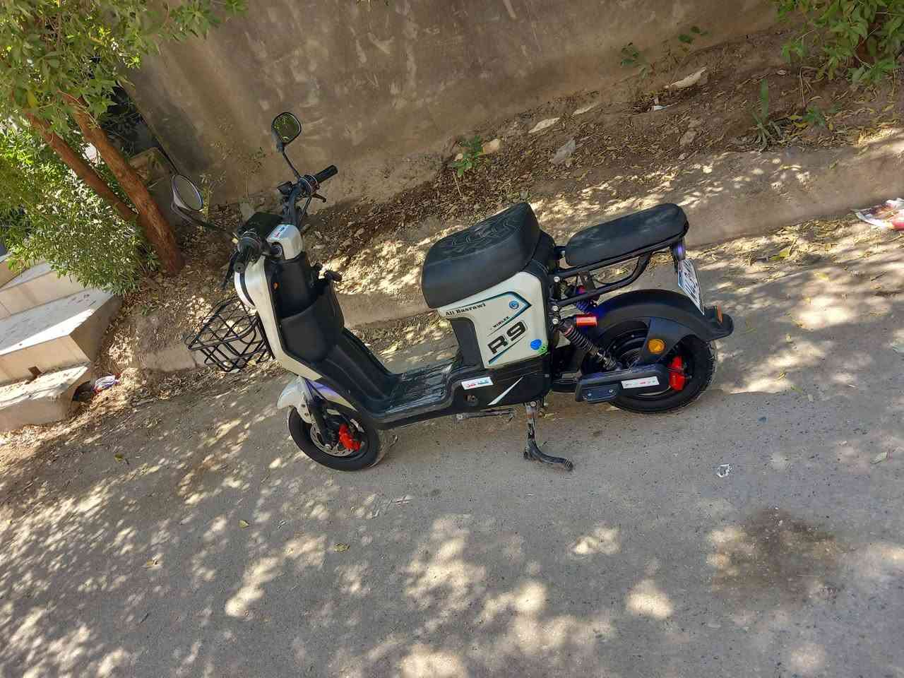 دراجه ار٩ دراجه كاملة اي نقص مابيها بطاريات اصغار سعر ٣٠٠ وبيها مجال قليل بعقوبه مجسر المفرق هاتف ***********
