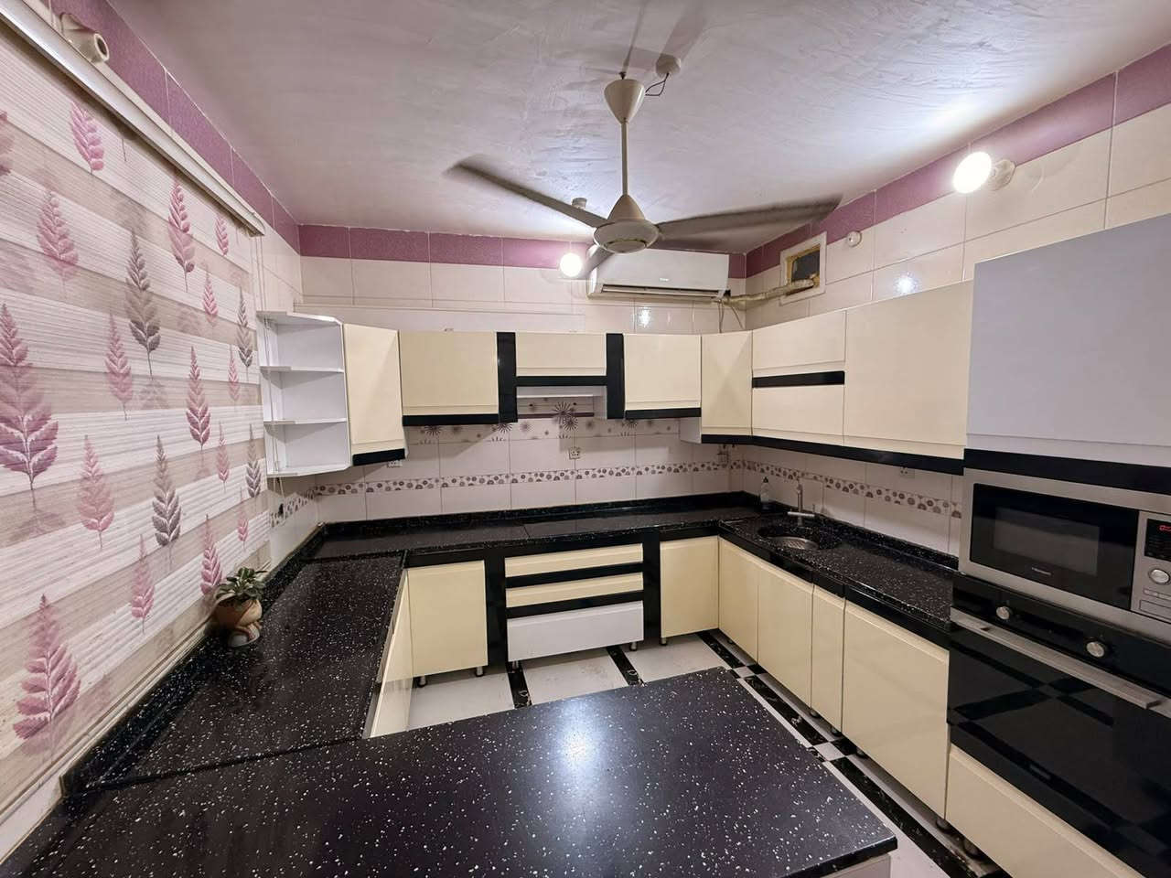 كاونتر للبيع في الناصريه
كاونتر مطبخ MDF ألماني، منفذ لدى شركة Beauty Home (بيوتي هوم).

المواصفات:

* 🇩🇪 MDF ألماني.

* سطح كوارتز طبيعي.

* التصميم كامل ومتكامل مع الخزائن العلوية والسفلية.

* القياسات موضحة بالصور.

* جاهز للبيع مباشرة.

السعر: مليون و750 ألف 

للاستفسار

***********
