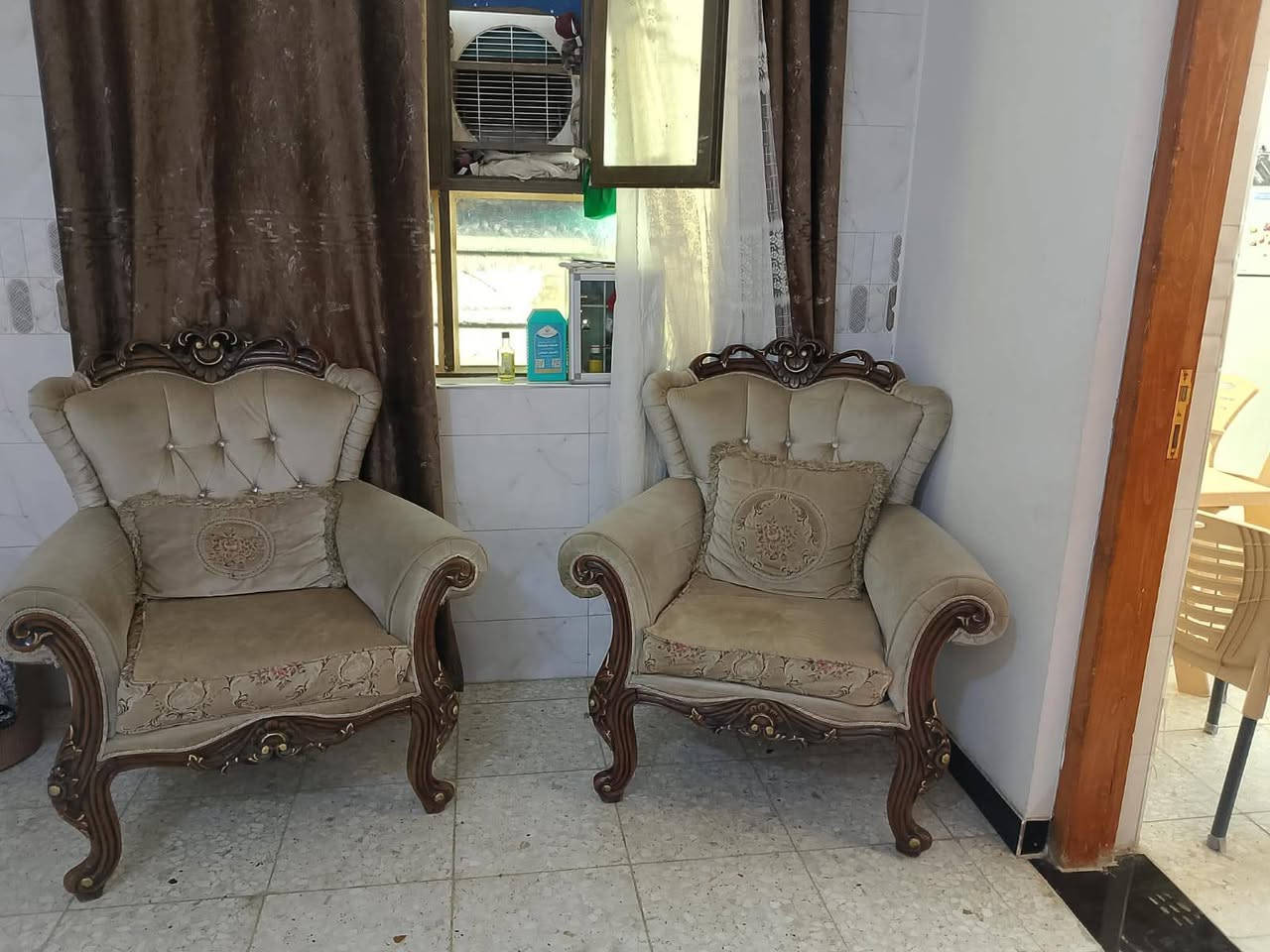 سلام عليكم بيع تخم تركي 10مقاعد سعر 500وبي مجال ملاحظه تخم نضيف يحتاج فقط غسل مكان بغداد جسر ديالى رقم(***********)
