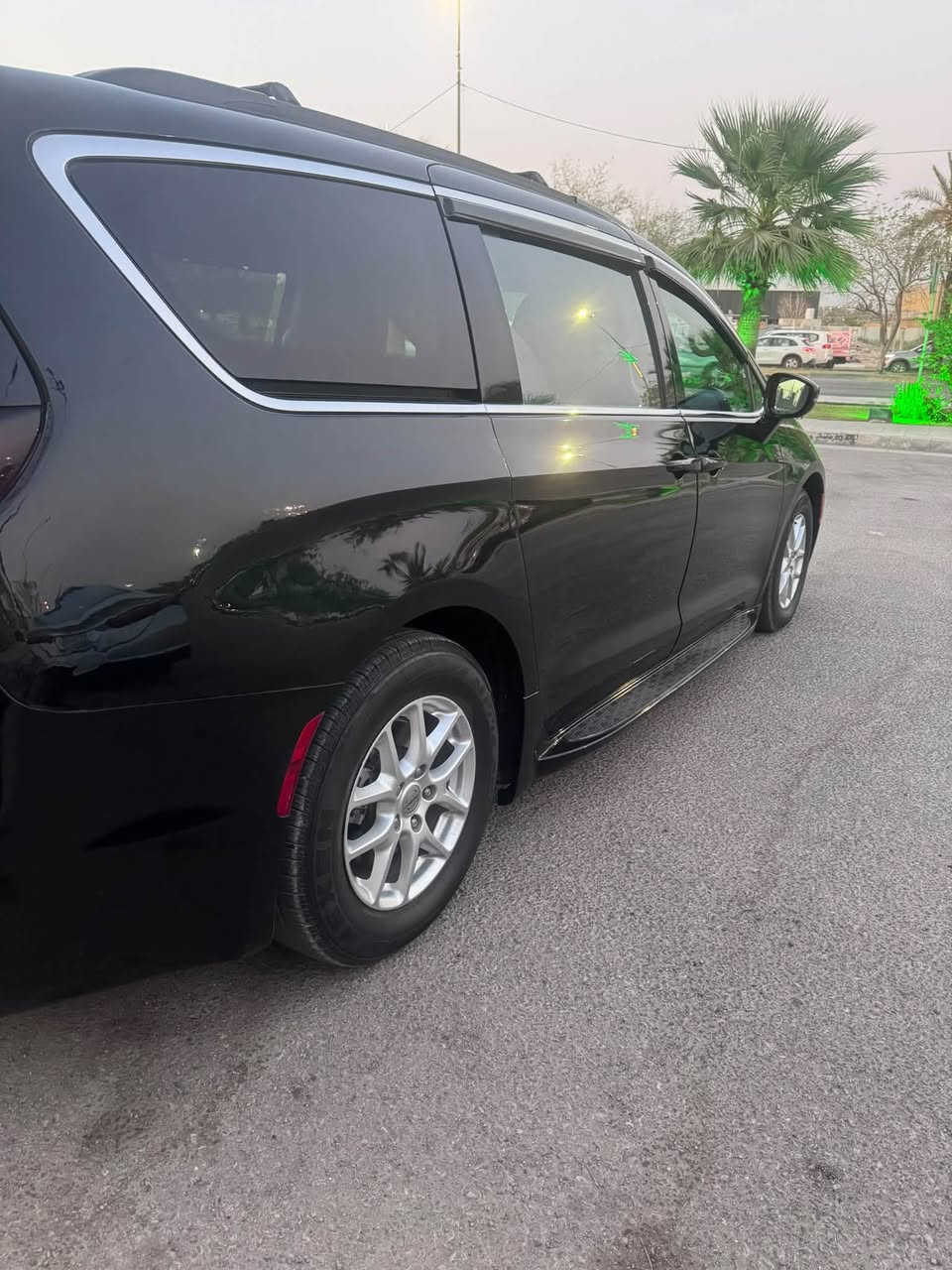 (L )كرايسلر باسفيكا تورنك
موديل 2022 

 حادث خفيف فقط بارد قليل بالچاملوغ الخلفي

رقم أربيل 

  محرك 6 سلندر 3600

ماشية 66 مايل
رادار امامي 

أوتو استوب
حساسات خلفية  

 حساسات الاجتياز الجانبية  

 بصمة باب وبصمة تشغيل وتشغيل عن بعد 

كشن ذاكرة (خزن ميموري) لكرسي السائق

طقم ويل حجم 17 مع طقم تاير بحالة ممتازة 

 كاميرا خلفية دوارة مع الستيرن 

 باب جنطة كهربائي شفط 

 ابواب جانبية كهربائية مع بردات اصلية 

 غرفة السيارة جلد اسود اصل 

تحكم كهربائي متكامل لمقاعد المقدمة 

شاشة دشبول كبيرة لمجموعة من الايعازات 

3 قطع تبريدوبعد بيها مواصفات

 اتصال + واتس اب :  ***********

العنوان: كربلاء 

السعر 225 وبيه مجال
