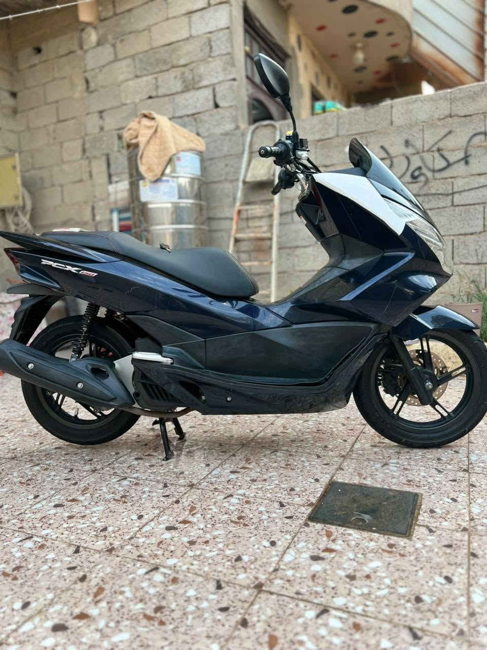 السلام عليكم pcx جيل الثاني ياباني الأصلي جميع المواصفات بيه موديل 2017 بيه نواقص المكينه تصرف دهن وشخوط قليله بالكفرات ماشيه 19000 السعر مليونين وبيه مجال للطيبين  أذا أتريد تفاصيل أكثر أتصل وتدلل موبايل *********** بي وات ساب وخاص العنوان ديالى بعقوبه حي المعلمين
