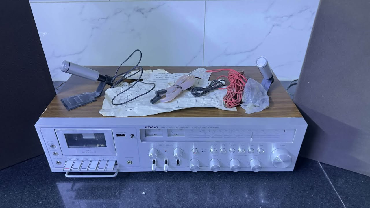 راديو رايزنك ياباني جديد مابي اي نقص قطعة جداً قديمة مضمومة واي نقص مابيها وحتى وصلها للقطعة موجود عام 1979 وصوتة جداً واضح وحلو والمايك شغال والسماعتين شغالات السعر على الرقم *********** 
مكاني بغداد
