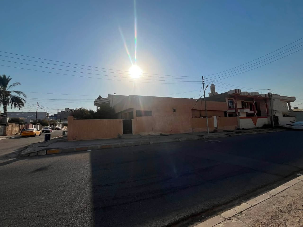 السلام عليكم
دار للبيع ركن 

المساحة 369متر بالطابو

 والارض بطحية وصادة على كركوك واكو بي فضلة يطلع بواقع الحال 374 

واجهة البيت 26متر على شارع 20 والنزال 14متر داخل الفرع 

العنوان: تكريت حي المعلمين 
قرب جامع الحفيظ 

ومقابل ثلاث مدارس ابتدائية ومتوسطة وثانوية 
وقريب من مستوصف الرازي الصحي وقريب جداً من شارع الاربعين قرب فندق تكريت بلازا 

للأستفسار الاتصال على الرقم 

***********
الماسنجر متوقف عندي استقبل اتصالات فقط
