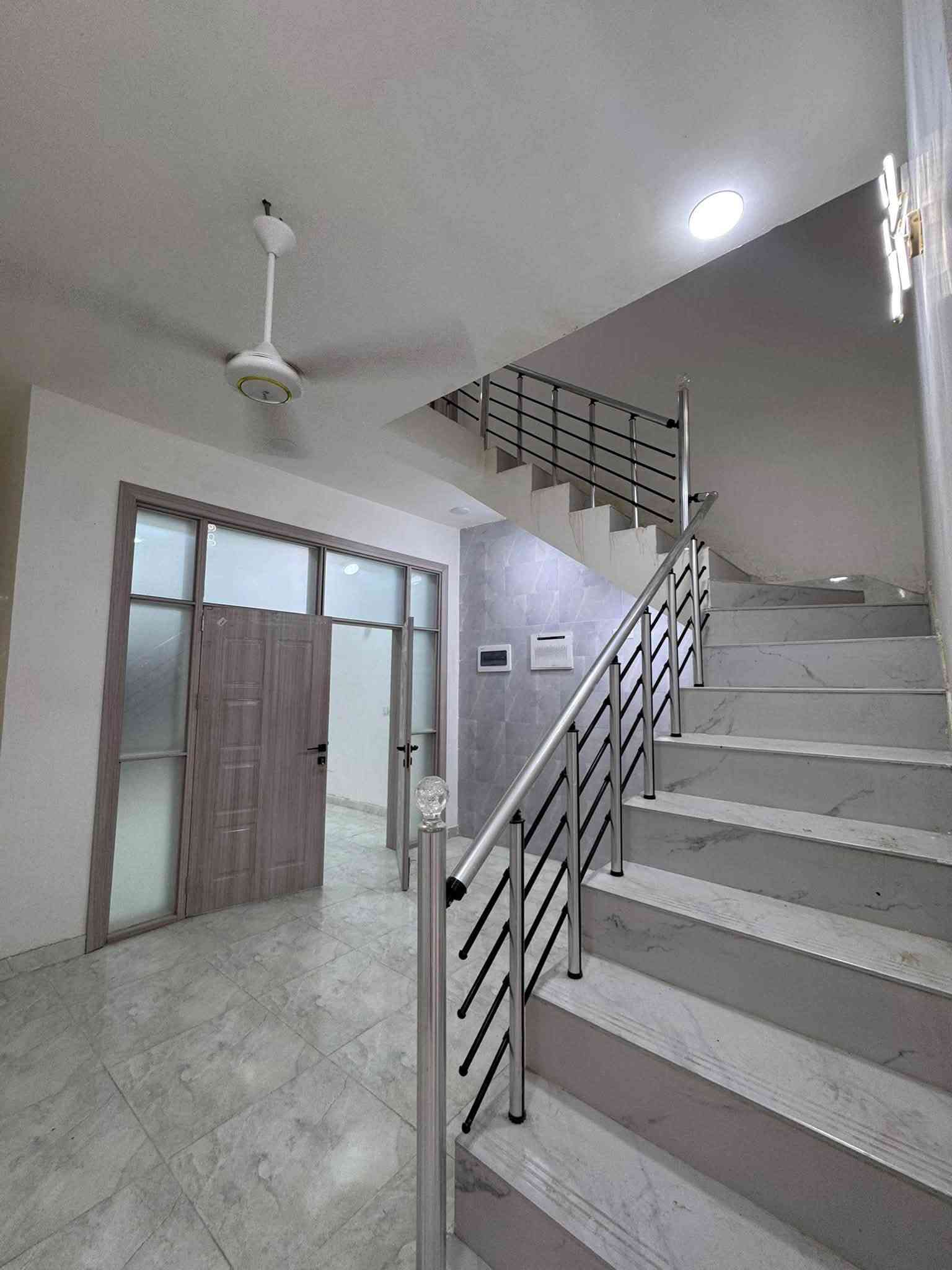 ✨ فرصة عقارية مميزة لا تُفوّت في قلب الديوانية! ✨
​هل تبحث عن منزل الأحلام بتصميم عصري وأنيق؟ بيتك الجديد بانتظارك بموقع استراتيجي هادئ وقريب من أهم الخدمات!
​📍 الموقع: الديوانية - حي الفرات شارع الصب.
​🏡 مواصفات العقار:
​📐 المساحة:100 متر ممتازة واستغلال ذكي لكل متر.
​🛏️ غرف النوم: 3 غرف نوم واسعة توفر لك ولعائلتك أقصى درجات الراحة والخصوصية.
​🛋️ الصالات: صالتين واسعتين بتصميم مودرن حديث يناسب ذوقك الرفيع.
​🚪 الاستقبال: صالة استقبال فخمة ومصممة خصيصاً للمواجب والضيوف.
​🍽️ المطبخ: مطبخ متكامل ومريح يلبي كل احتياجاتك اليومية.
​🚿 الخدمات: 3 حمامات/صحيات متكاملة وموزعة بشكل عالي الكفاءة.
​✨ لماذا هذا المنزل بالذات؟
واجهة عصرية وحديثة بألوان هادئة ومميزة، تشطيبات مريحة للعين، وموقع حيوي قريب جداً من كلية الطب والمرافق الأساسية!  
​📞 للإستفسار أو للحجز والمعاينة:***********
تواصل معنا الآن ولا تفوت الفرصة!
