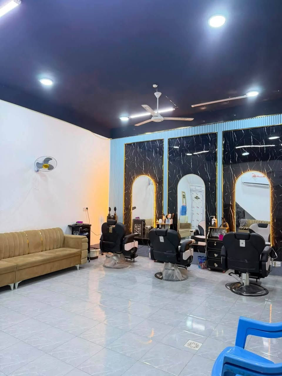 هاذا صالون نسائي جاهز للعمل رايد كوافيرات ٤ اوماكيره كون خبره الي حابه تشتغل تتواصل مع هذا الرقم  ***********
