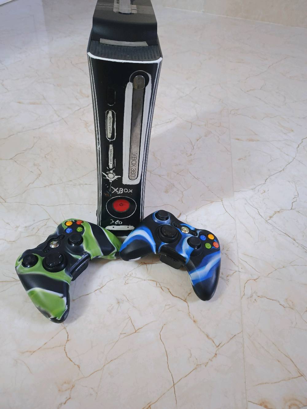 اكسبوكس360 مستعمل بيه مشكلا وحدة هي الصور مال الالعاب ماتطلع بيه 80 لعبه سعر 90 وبيه مجال عنوان موصل
