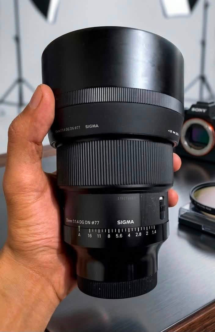 📸 للبيع: عدسة  سوني Sigma 85mm F1.4 DG DN Art
 * الموديل: Sigma 85mm F1.4 DG DN (سلسلة Art الغنية عن التعريف)
 * الحالة: نظيفة جداً وبحالة الممتاز استخدام قليل وخفيفة
 * الملحقات: كامل ملحقاتها ويا الكرتون
 * الأداء: عزل خرافي وفوكس سريع ودقيق مثالية جداً لتصوير البورتريه والمشاهد السينمائية
📍 الموقع: بغداد
📩 للطلب أو الاستفسار: التواصل عبر  واتساب
رقم : ***********
