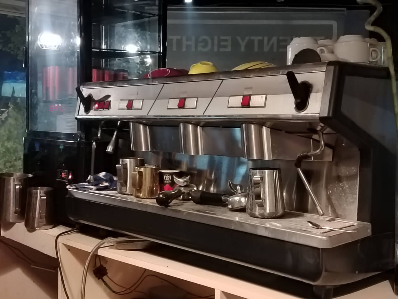مكينة اسبريسو ٣ خط ايطالية للبيع بسعر ٨٥٠ وبيها مجال للتواصل ***********
