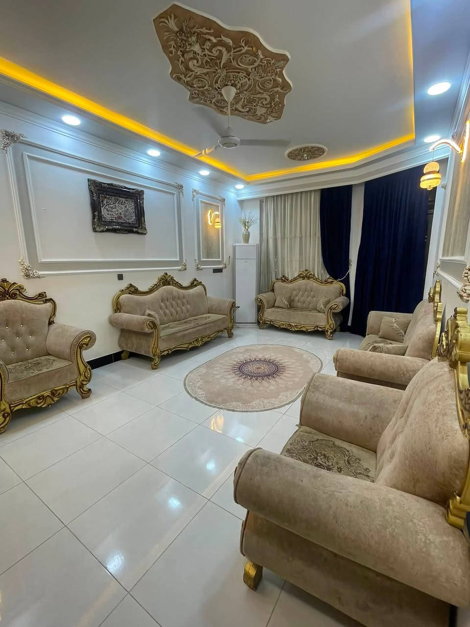 دار البيع
مساحه٢٠٠متر
طابق واحد 
العنوان/حي الخضراء/مقابيل بيع مباشر/بشارع الصيدلية 
اتصال ***********

