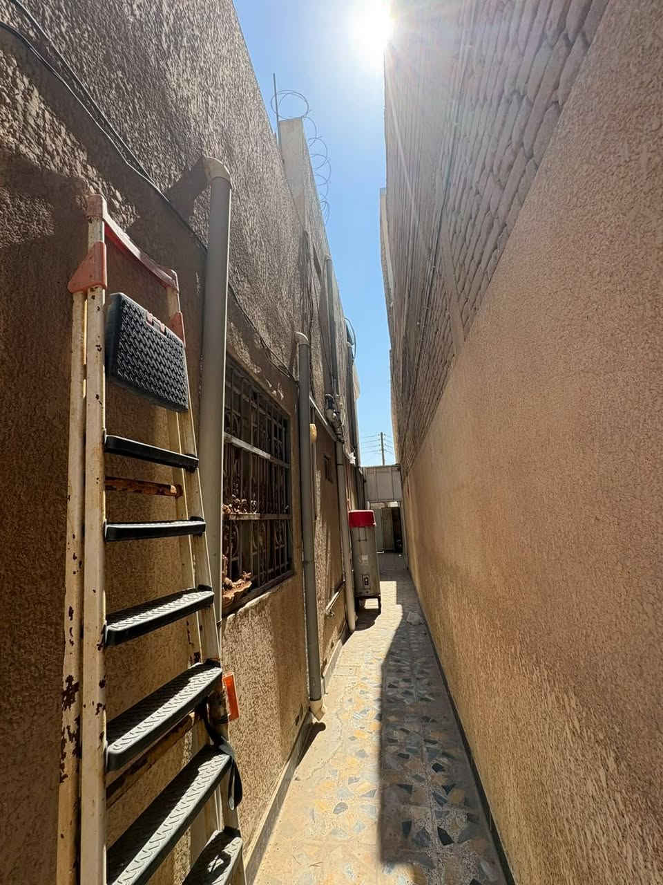 دار للبيع مع الاثاث او من دونه في حي الخضراء مجاور فرن الصمون المساحة 200م ، طابقين كونكريت ، للاستسفار الاتصال على رقم الهاتف ***********
