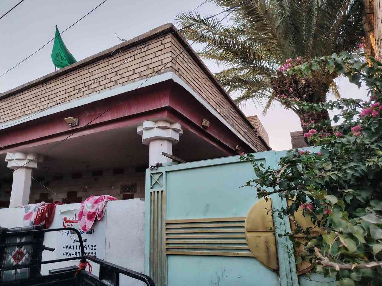 سلام عليكم بيت للبيع في حي العامل المنطقة السابعه مقابل أسواق التفاحة مساحة البيت ٢٤٠ متر واجهة البيت ١٤ متر ونص السعر ١٨٥      للتواصل***********
