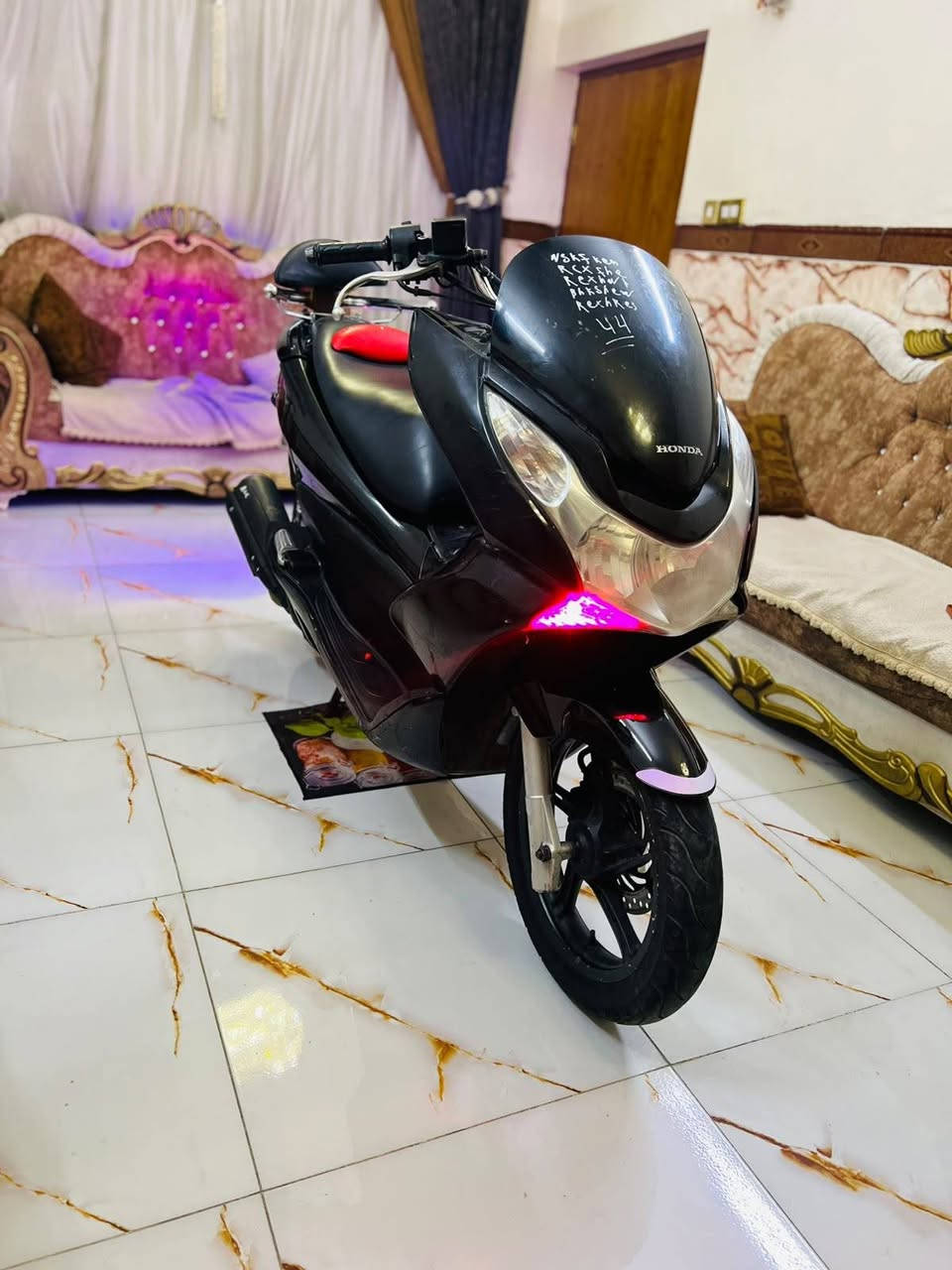 السلام عليكم للبيع دراجه pcxجيل الاول ماشيه19الف  دراجة  ماخذها رمبه الدراجه وأعلى ايدي حجم مكينه 150ياباني الاصلي دراجه جديده مال جناي وعلئ ايدي  
ياباني الاصلي دراجه كامله أستان كهربائي حساس ازدحام سويجات دراجه جديده الدراجه  احلا من الصور مال جناي المكان بغداد دراجة مكفوله اي نقص مابيه السعر مليون و250
وبيها مجال بسيط  
اي استفسار ***********
