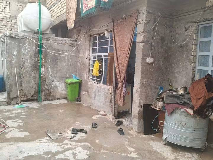 السلام عليكم 
بيت للبيع 150 متر طابق واحد
غرفتين 
مطبخ 
استقبال 
بدايه منطقه حي الزهراء 
مقابل افران سيد علي 
للأستفسار لاتصال ***********
وات ساب متوفر
سعر خاص على الواتساب
