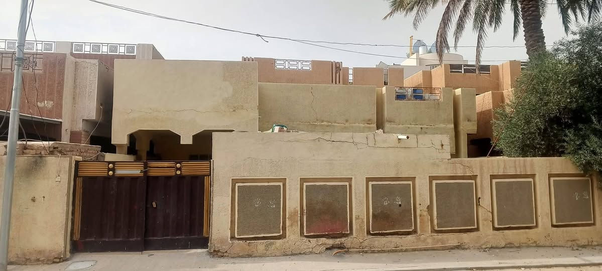 السلام عليكم
:-يوجد دار #للبيع 
#العنوان/الفلوجه حي المعلمين قرب مسجد الاقصى
:-بناء طابوك
:-بناء قديم وقابل لسكن
:-ملاحظه/يباع قطعة ارض 
#المساحه/360 متر
:-طابقين
:-شارع/10 تبليط
#موقع/كلش حلو وراقي وخدمات كامله من ماء و مجاري وكهرباء و ارصف  و تبليط مدارس اعداديه ومتوسطه  و اسواق و مركز صحي وثالث بيت عن المدارس موقع كلش مميز 
#السعر_المتر/1.250/ مليون وربع مجال بسيط 
:-ملاحظة/ السعر محدد من قبل صاحب العقار
الاستفسار
أدآرة: 
           🏫مكـ✯͜͡ألعزه𝄠ـتب🏫 
                 ﴿وآتـسـآب﴾
                ***********
______________________________________
1️⃣●اسعار 💵العقارات المعلنة في مكتبنا تُحدد من قبل البائع 💸صاحب العقار وليس المكتب والسعر قابل للتفاوض بين البائع والمشتري📜
2️⃣●⌛نتميز بعدم رفع سعر العقار من قبلنا ونجمع البائع🤝 والمشتري وجهاً لوجه لغرض الاتفاق📝  على السعر النهائي 
3️⃣●🎈حي التأميم شارع المنجزات مجاور محطة خليج العرب لغسيل السيارات وقرب تقاطع جامع التقوى, Fallujah, Iraq اذا عندك عقار تريد تعرضه للبيع او تريد تشتري عقار 
4️⃣📬فقط ارسال المعلومات  على الواتساب او الاتصال على هواتف 
مكـ✯͜͡ألعزه𝄠ـتب
***********(واتساب)
☎️نستقبل هواتفكم على الارقام التاليه 
أدآرة﴾

        ﴿مكـ✯͜͡ألعزه𝄠ـتب﴾

       ﴿أيمن⚕️ألعيساوي﴾
           واتساب⬇️
             اتصال⬇️
      ***********☎️:-أيمن
      ***********
             اتصال⬇️
      ***********☎️:-أبو أيمن
