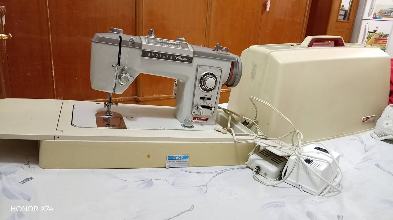 مكينة خياطه براذر سوبر نضيفه جدا غير مستعمله مواصفات تطريز +أوفر +بيت دكمه +خياط ياباني أصلي السعر ٢٠٠وبيها مجال بسيط نجف مجمع بيتي الأول***********

نص مكتوب في الصور:
- HONOR X7e