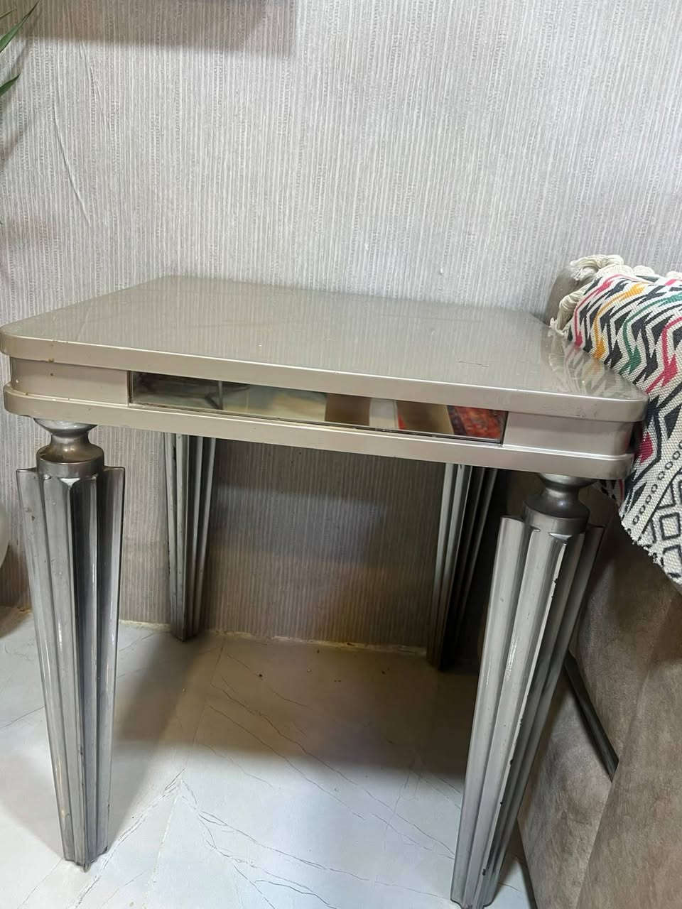 سلام عليكم عندي هذا التخم 8 مقاعد تركي مودرن درجة اولى مقاعد متحرك الغطاء يعني منفصل تكدرون تغسلوهن وترجعوهن بسهوله ويا طبله زجاج وسطيه وطبلتين جانبي  وميز طعام 8 كراسي. لونهم رصاصي وبيجي  سعرهم مليونين وربع كلهم  وبي مجال
‏‪***********‬‏
للتواصل واتس اب او ع خاص
