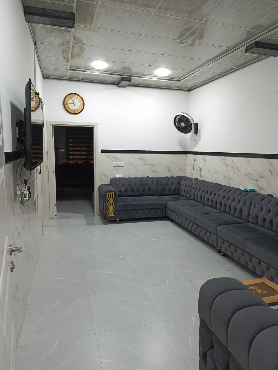 🏠 بيت للبيع - قرار تمليك بسمي (طابو ملك صرف) 🏠
"بناء حديث 2024" بمواصفات ممتازة وتصميم طابقين متكامل.
​📍 الموقع ​حي السماح - الأركان - سايدين الأركان.
​الفرع المقابل لـ صيدلية عزة الأنفال.
​المساحة: 150 متر واجهة 7ونص عمق 20 ​سنة البناء: 2024
​نوع العقار: سند طابو ملك صرف.
​✨ تفاصيل الطابق الأرضي:
​استقبال+ هول داخلي.
​غرفتين نوم. ​مطبخ متكامل مجهز بـ كاونتر كرانيت "تفصال"
​صحيات وحمام + مناور عدد (2).
​✨ تفاصيل الطابق الثاني: ​غرفتين نوم + هول. ​صحيات وحمام مفصولة.
​سطح (ناصي وعالي) مع تانكيات مياه حجم كبير. عدد 4
​🎁 علما الأغراض المذكورة من ضمن المنزل ​منظومة مياه متكاملة. والكاونتر ​سيستم كاميرات مراقبة حديث. ​بردات "سلايت" لكل المنزل.
​📞 للتواصل والاستفسار: *********** كورك *********** اسيا
