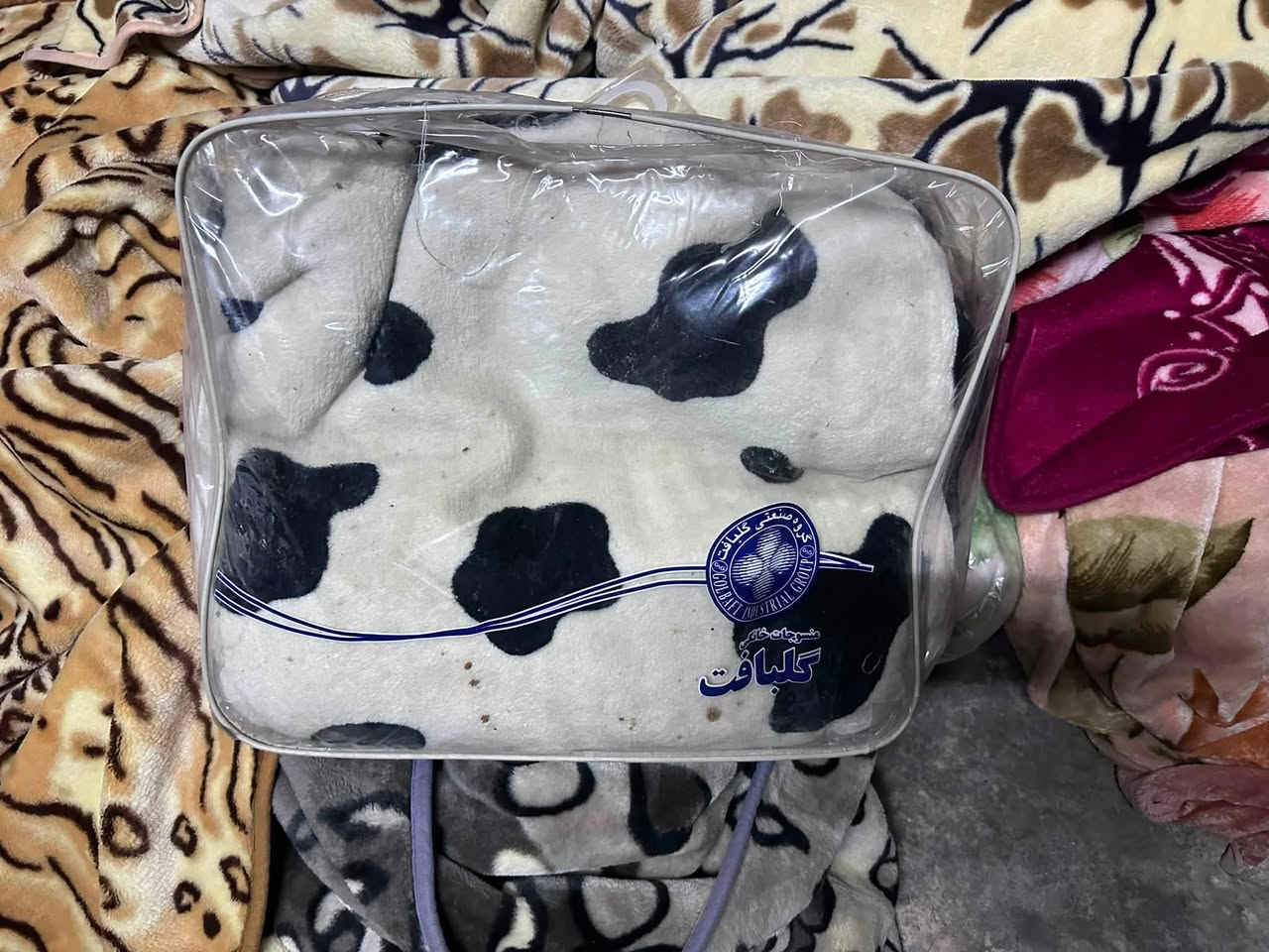 داشکان بە تانی یەک نەفەری٨٠٠٠ دوونەفەری١٥٠٠٠ دۆشەک ٦٠٠٠ لۆک ١٠٠٠٠
کلار- حه مه ي كريم- سه رووي قوتابخانه ي ئەڵوەن  -فەرعی سالۆن شيراز 

***********

