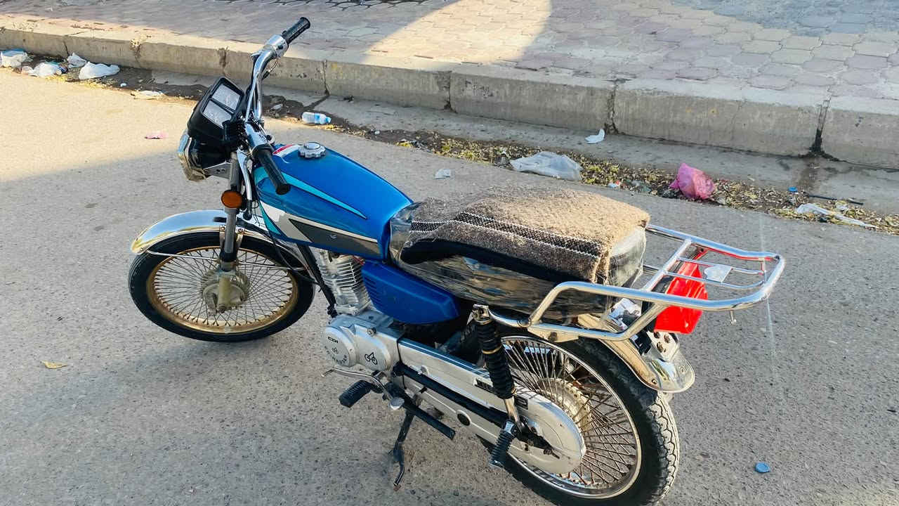 دراجة ايرانية 4 كير للبيع سعر 350 الف قفل دراجة موديل 16 اوراق كوت اصولي الدراجة نقصهة بس تخم اشاير وبكلايت خلفي مكينتهة خير من الله والدراجة مبدلة كلجات مكان الدراجة واسط قضاء العزيزية 
رقم الهاتف ***********
