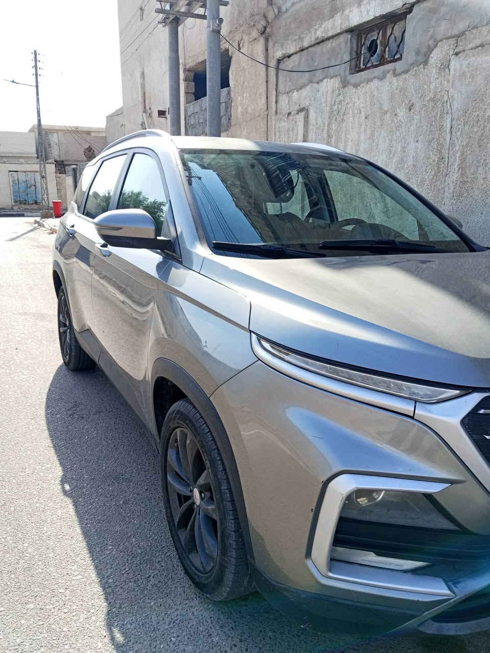 للبيع: شفروليه كابتيفا (Chevrolet Captiva)
 * الموديل: 2023 
 * اللون: رمادي / رصاصي 
 * المحرك: 4 سلندر سعة 1.5 لتر توربو (اقتصادي جداً في استهلاك البنزين)
 * ناقل الحركة : أوتوماتيك (CVT)
 * الرقم: بصره انكليزي   جاهزة للتحويل
 * إضاءة LED أمامية ونهارية 
 * شاشة لمس داخلية كبيرة تدعم Apple CarPlay و Android Auto.
 * كاميرا خلفية وحساسات للمساعدة على الركن.
 * مثبت سرعة (Cruise Control) وتحكم كامل من الاستيرن
 * نظام مكيف ممتاز مع فتحات تكييف خلفية.
 * أنظمة أمان متكاملة  ABS، نظام نظام الثبات الإلكتروني وايرباكات

حالة السيارة:
 * السيارة بحالة جيده جداً 
 * البدي ونظافة السيارة ممتازة كما موضح بالصور.
السعر: [ 140] وبيها مجال
للتواصل  *********** الرقم الثاني ***********
مكان السياره البصره
