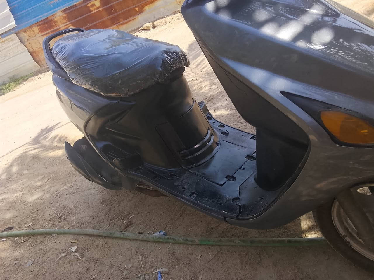 فراشه للبيع دراجه مبدل بيها بس ولف دراجه نضيفه كهرباء تشتغل بس باتري ضعيف دراجه لون رصاصي سعر 300وبيها مجال مكان بصره ابو خصيب العوجه رقم *********** واذه عندك يراني تبديل  بعد احسن
