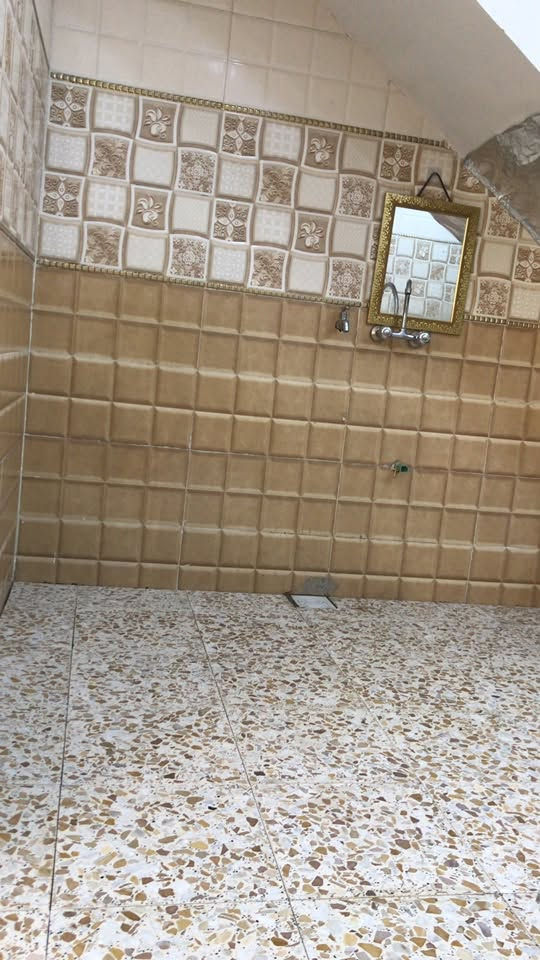 السلام عليكم بيت رهنية ب30 مليون وشهريا150 اوبيع بالخطيب الزراعي سند 117 مكاتبتي وي ابو الكاع نفسه مساحة 72 متر واجهة 4 متر يحتوي على 

3 غرف نوم

+استقال ومطبخ

و3 حمامات
 
واذا مراوس بنفس المنطقة بقطعة هم يرهم
***********
