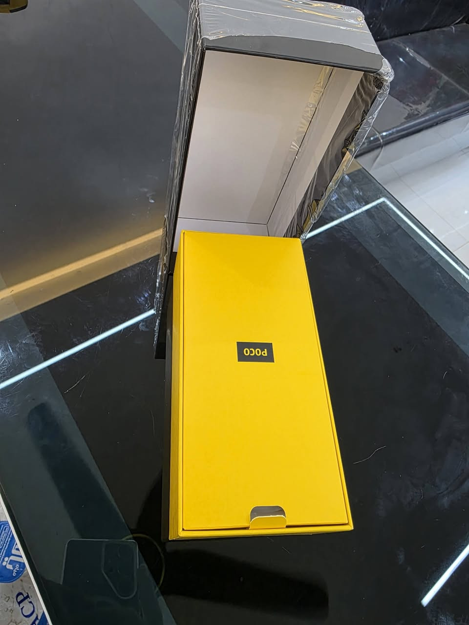 بوكو X7 برو، 12 غيغ رام و512 غيغ تخزين، شاشة أموليد 1.5K 120 هرتز، معالج MediaTek Dimensity 8400 ألترا، بطارية 6000 ملي أمبير مع شحن سريع 90 واط هايبر تشارج، كاميرا رئيسية 50 ميگاپكسل مع تثبيت بصري OIS، مقاومة ماء وغبار بمعيار IP68، يدعم 5G، الجهاز نظيف وكامل بعلبته وشاحنه وكيبل الشحن، و الكفر الاصلي،اللون أصفر، السعر 450,000 دينار عراقي ***********
