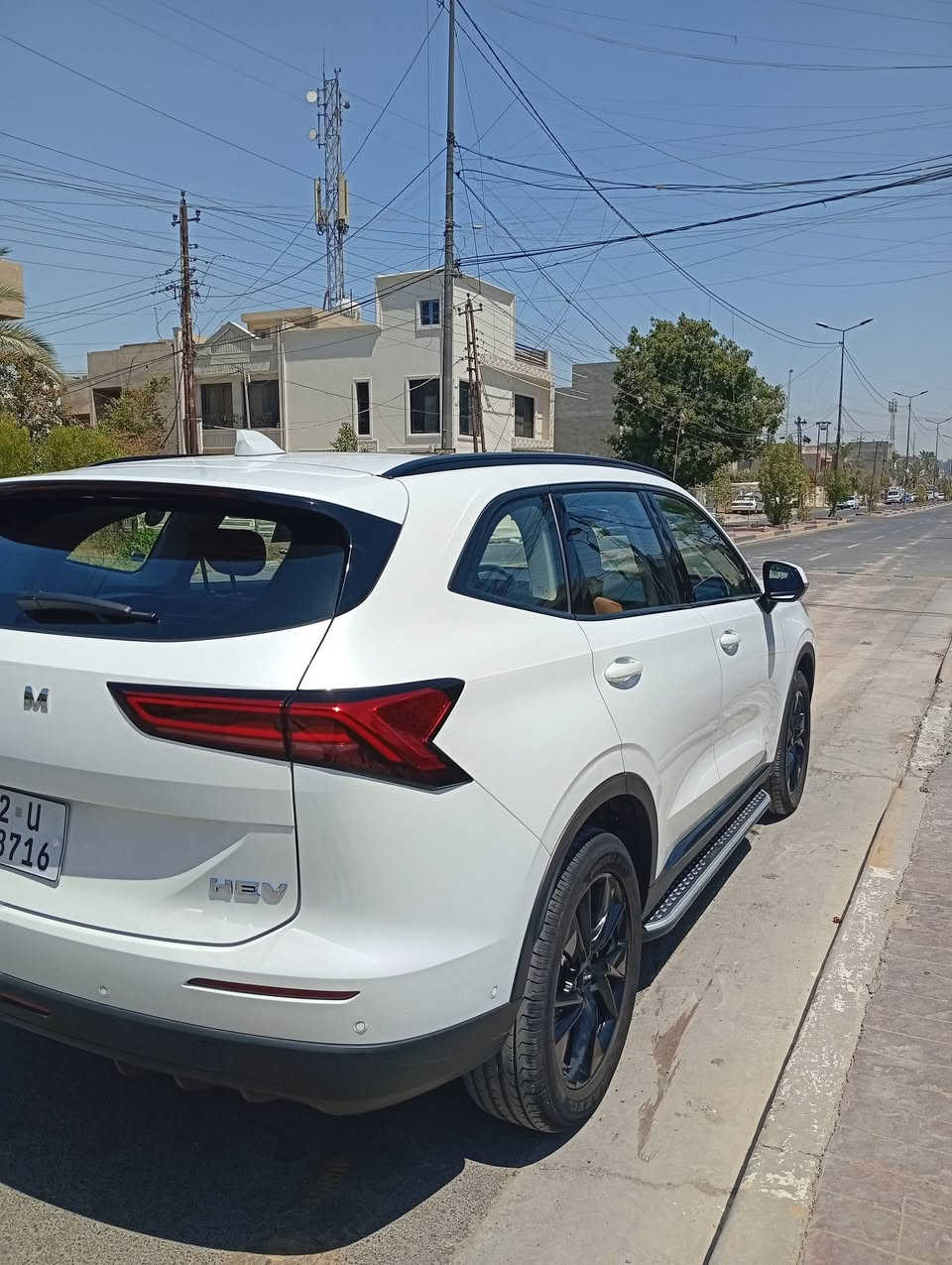 السلام عليكم من رخصة الادمن عندي هافال h6 2026  للبيع اللون ابيض داخل لون مشمشي السيارة رقمها اربيل باسمي اني اول اسم ماشية ١٣٠٠٠كم ضمانها ١٠ سنوات او مليون كم السيارة فول مواصفات هايبرد تمشيك بالتفويلة تقريبا ١٠٠٠ كم السيارة مكفولة من كلشي رايدها ب ٣٦ مليون دينار وبيها مجال بسيط مكاني المنصور ورقمي ***********
