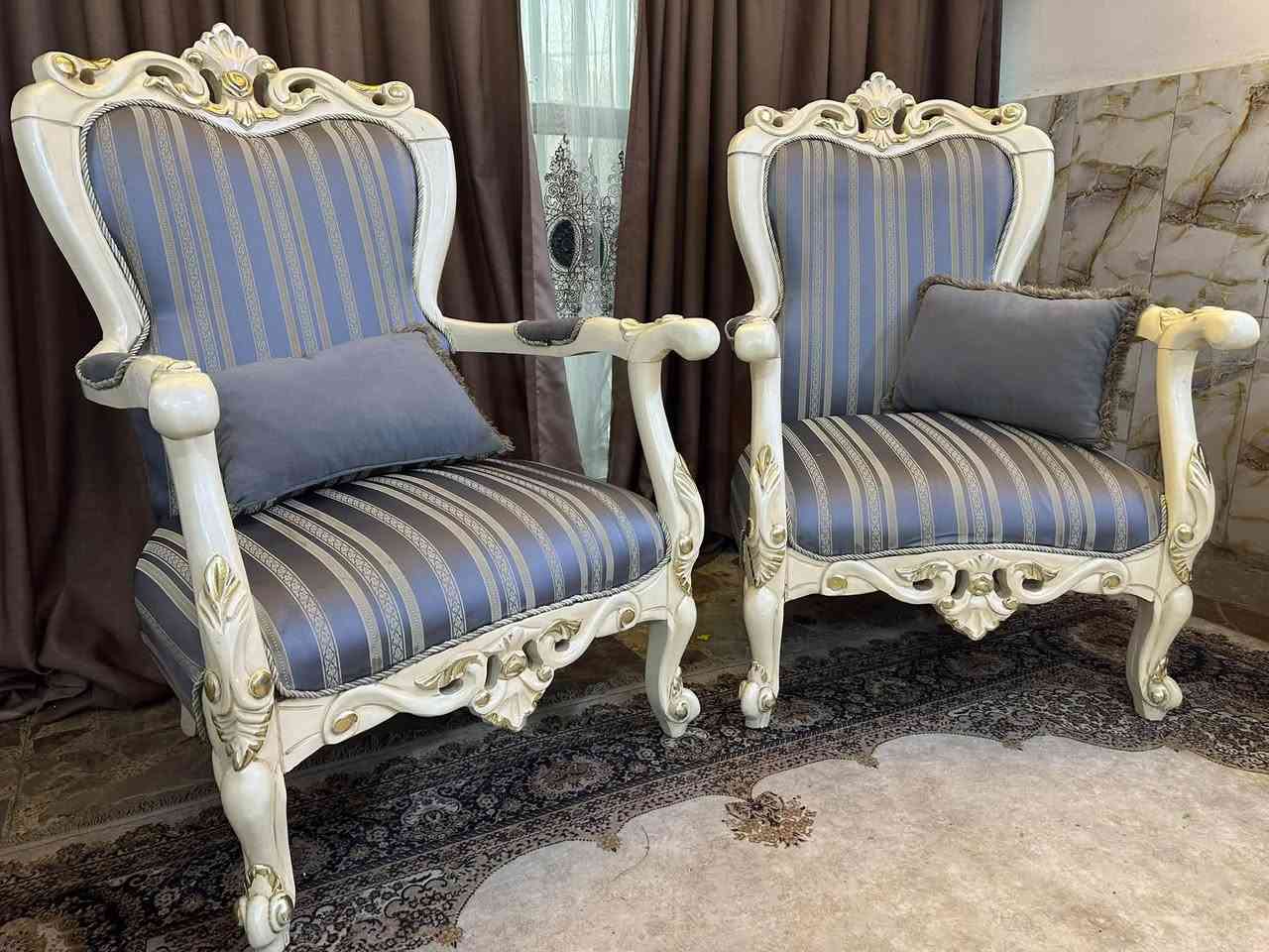 ملكي تركي خشب زان عشر مقاعد مع وسطيه نظيف جداً السعر ٩٠٠ مكانه المنصور ***********
