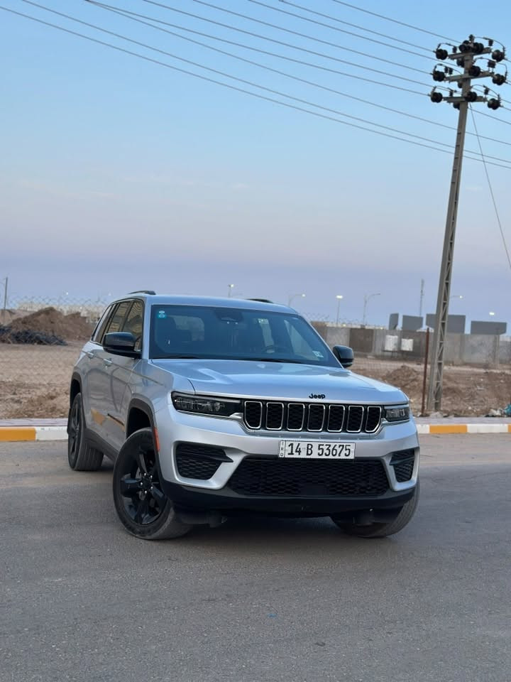 جيب كراند شيروكي التيتيود بلاك ادشن . الموديل : 2024 . (وارد امريكي) . 293hp . V6. 3.6L : المحرك العداد : 24 الف كيلو متر . المواصفات :
5 راكب . ﻿
دفع رباعي 4x4 . ﻿
رادار امامي مع مانع تصادم . ﻿
تحذير الخروج عن المسار . ﻿
تحذير النقطة عمياء . 
نظام تحذير عند التقاطعات.
شاحن موبايل وايرلس.
ويل قياس 20 انج .
فتحة سقف .
لوحة القيادة بقياس 12 أنج.
كير شفتر بالستيرن .
كاميرا خلفية. *شاشة متوسطة 8.1 أنج
المصابيح الأمامية زنون .
كشافات الضباب زنون،
دخول ذكي. 
الصندوق الخلفي كهربائي .
 ﻿فرش المقصورة الداخلية من الجلد والشاموا . ﻿
مقعد السائق كهربائي . ﻿
المقاعد الأمامية تدفئة . ﻿
حساسات خلفية . ﻿
دوسات جانبية . ﻿
مكيف خلفي .
 ﻿تدفئة مقود القيادة . ﻿
مانع تصادم خلفي . ﻿
بلوتوث تلفون . 
⭕️ مكاني البصرة رقم كتاب شهداء 
***********
