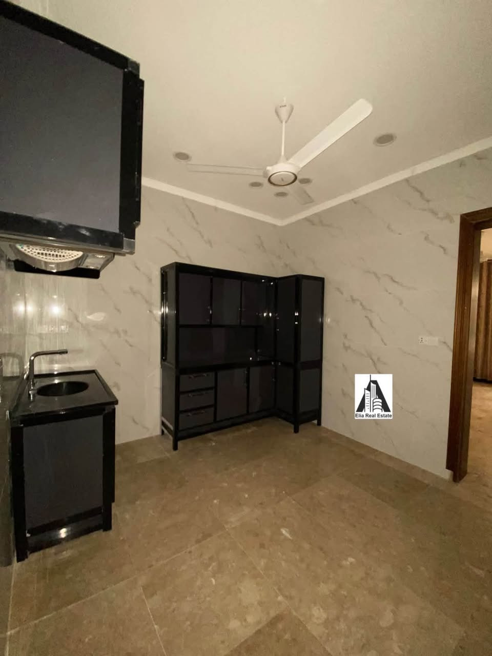 للأيجار في السيدية
وحدة سكنية طابق اول فوق الارضي
جديدة جداً وواسعه ..
تحتوي على استقبال ومطبخ وغرفه نوم وصحيات عدد 2 
✅الشقة مزوده بسبالت انفيرتر عدد 2 
✅ومطبخ تركي متكامل 
✅ومراوح وستائر 
الموقع : الاقتصاديين قرب جامع السيدية 
الايجار 800 الف مع مجال بسيط ..
مطلوب عائله صغيرة 
للاستفسار اكثر *********** حمزة 
مكتب إيليا للعقار

نص مكتوب في الصور:
- Elia Real Estate